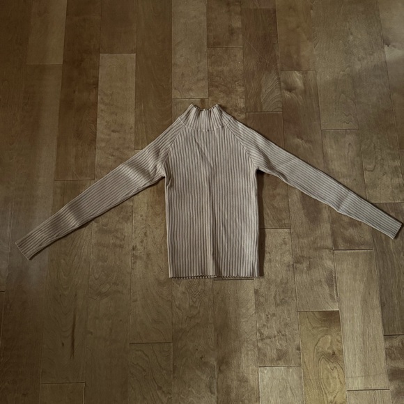 NWOT Heartloom sweater with a cute open upper back design! - Picture 3 of 5